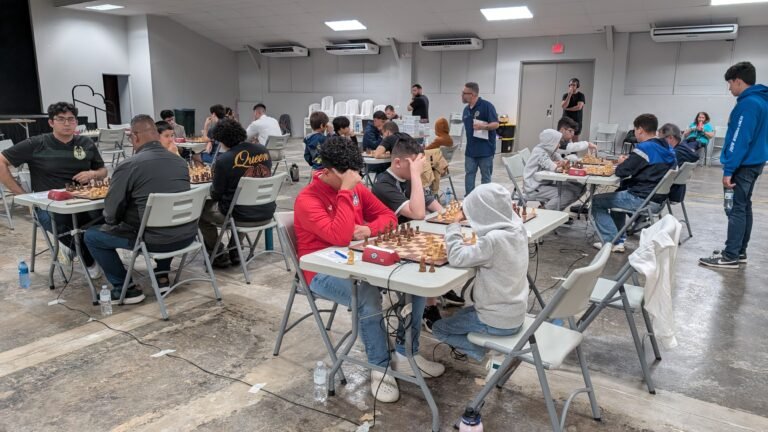 Jugadores y familias reunidos en una actividad del Utuado Chess Club.