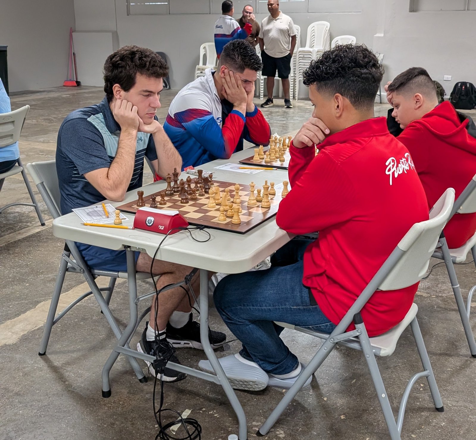 Malcolm Pérez Quiñones, futuro campeón nacional Sub-16, juega frente al Gran Maestro Luka Budisavljević en la 2da Copa Gambito del Otoao en Utuado.