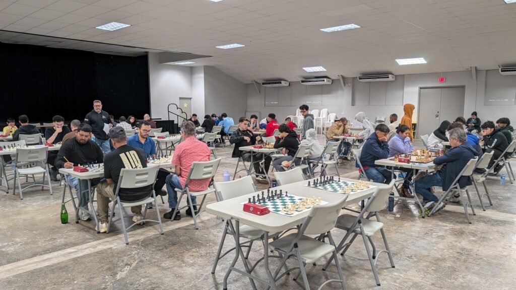 Decenas de jugadores concentrados en sus tableros durante la 2da Copa Gambito del Otoao, en un salón lleno de mesas en Utuado.