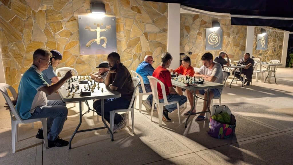 Mesas con tableros de ajedrez en la Plaza Manuel Mena de Utuado, de noche, durante el 2do Torneo: Relámpago del Otoao.