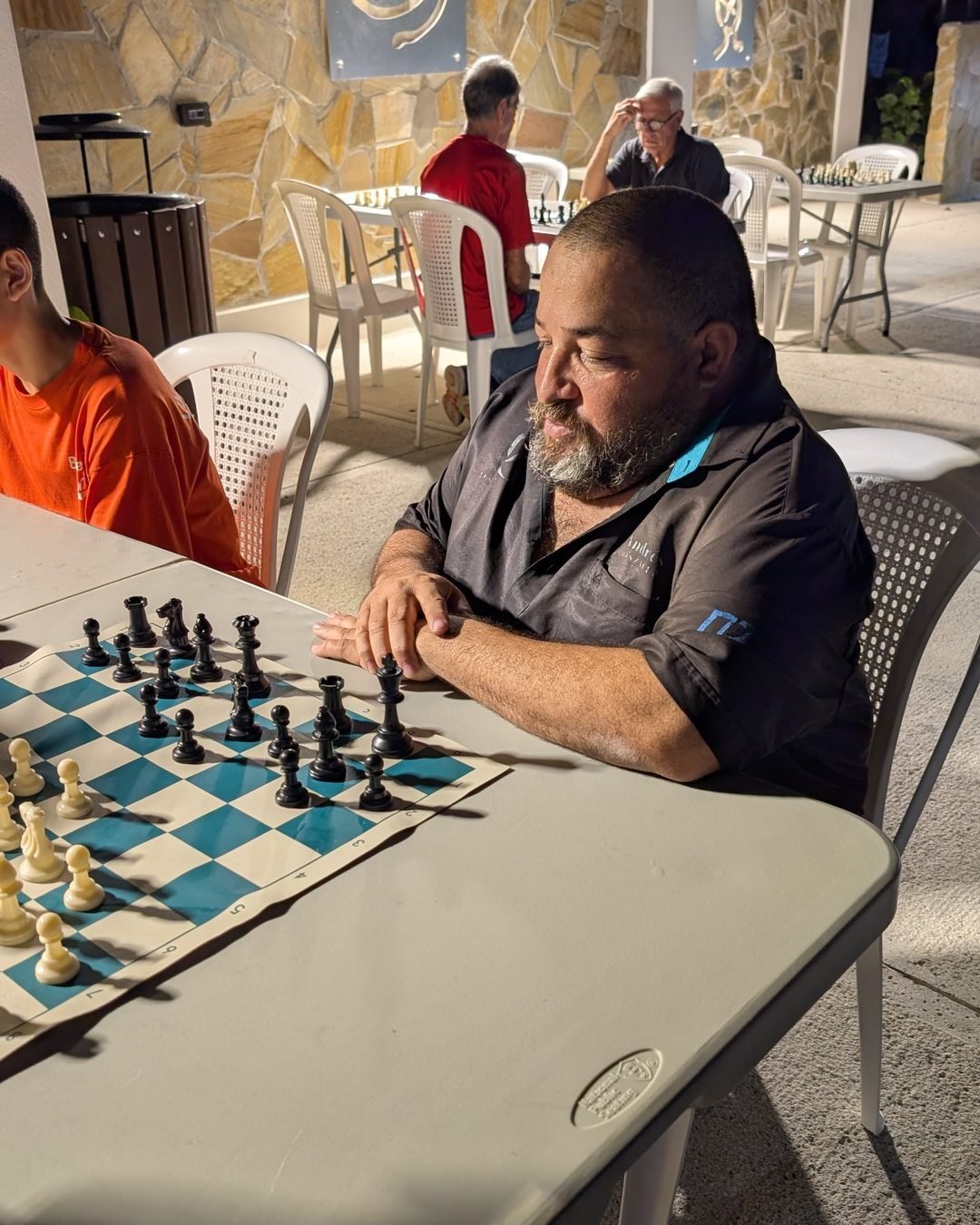 Andrés González Rodríguez, miembro de la junta del club, en la Plaza Manuel Mena durante el torneo.