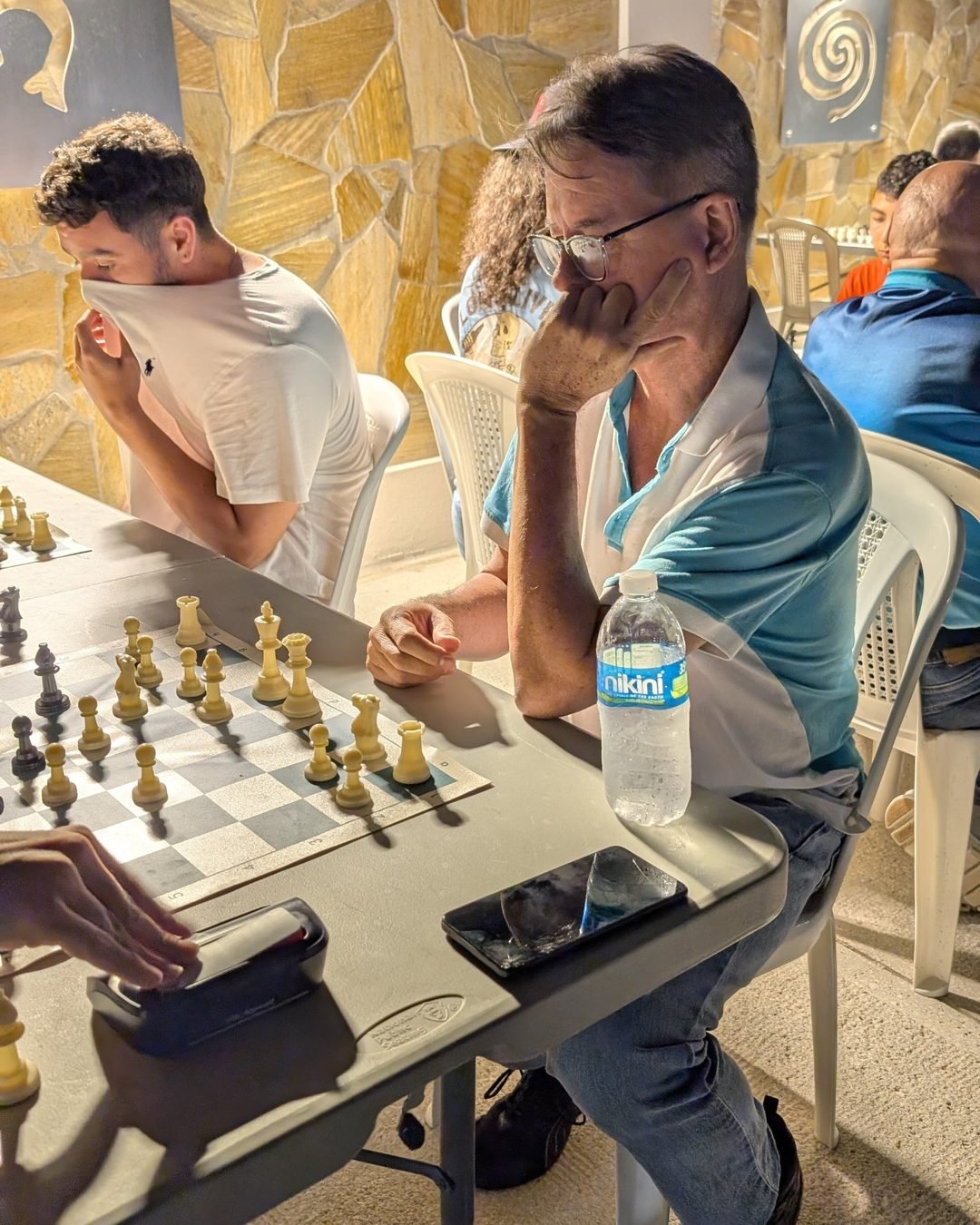 Ricardo Collazo Warschkun, campeón del torneo, en la Plaza Manuel Mena; a su lado, Juan Marin Reyes.